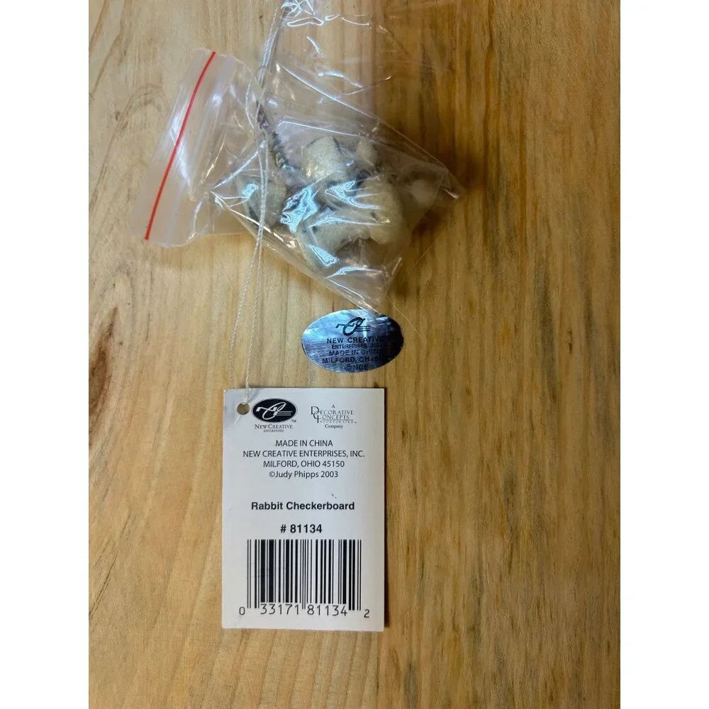 Handcrafted Wood Checkerboard with 2 Pegs Judy Phipps Easter Rabbit Wall Hanging - Picture 4 of 11